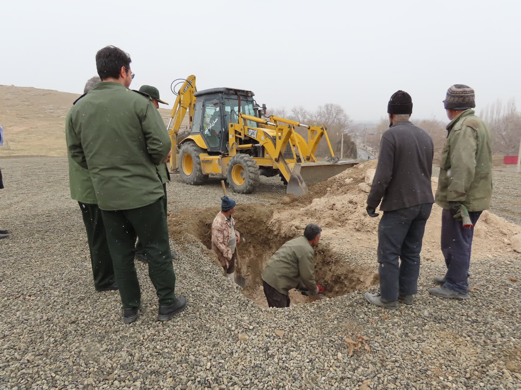 بازدید میدانی فرماندار شهرستان چایپاره از روند بهسازی و آماده سازی مزار شهید گمنام