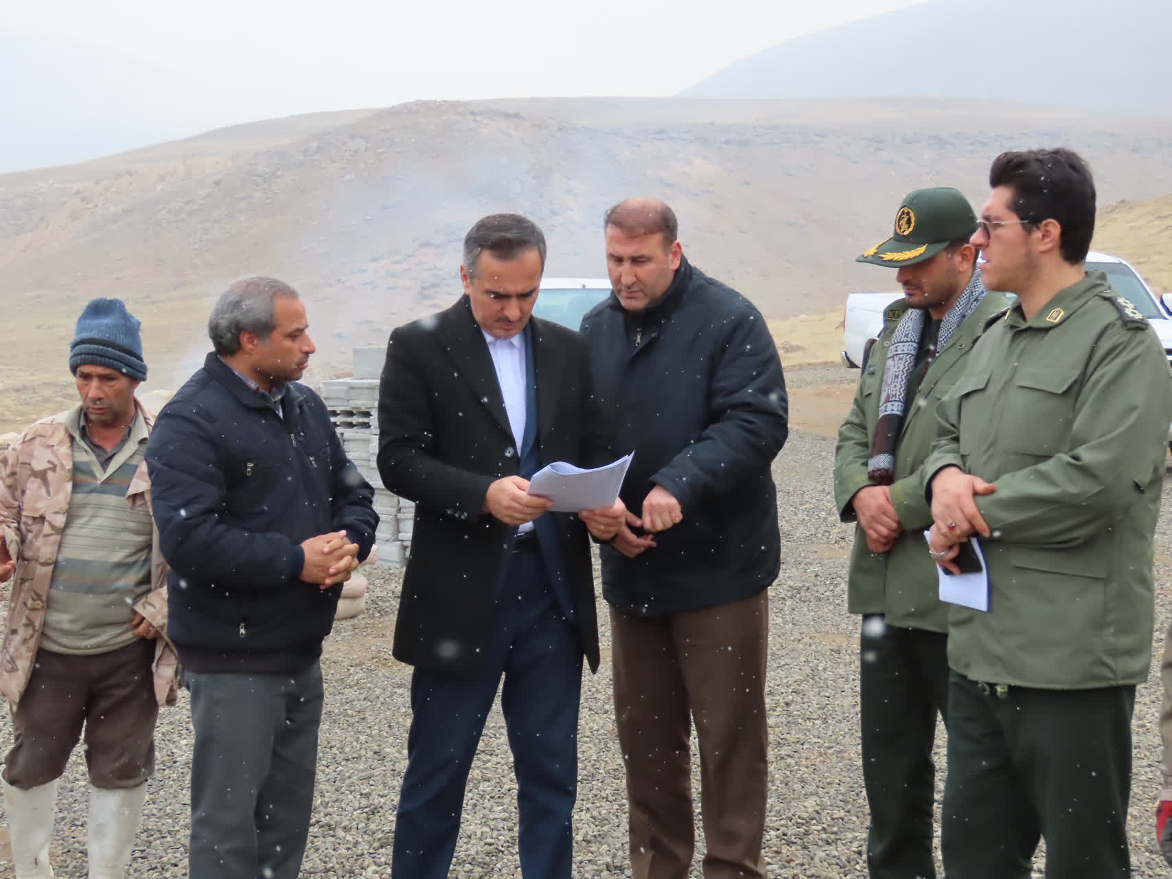 بازدید میدانی فرماندار شهرستان چایپاره از روند بهسازی و آماده سازی مزار شهید گمنام