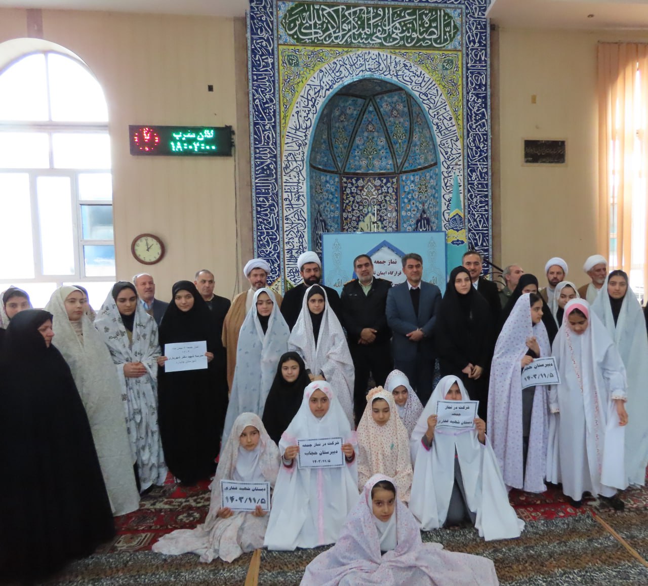 حضور جمعی از دانش آموزان مدارس در نماز عبادی سیاسی جمعه