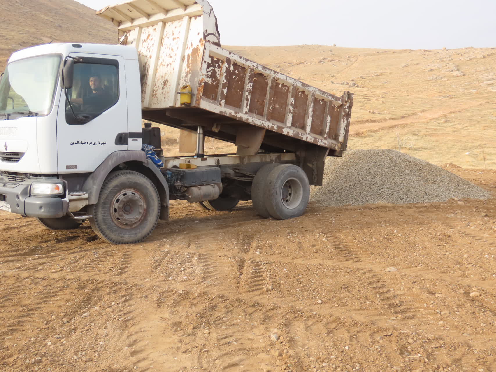 بازدید میدانی فرماندار شهرستان چایپاره از روند بهسازی و آماده سازی مزار شهید گمنام