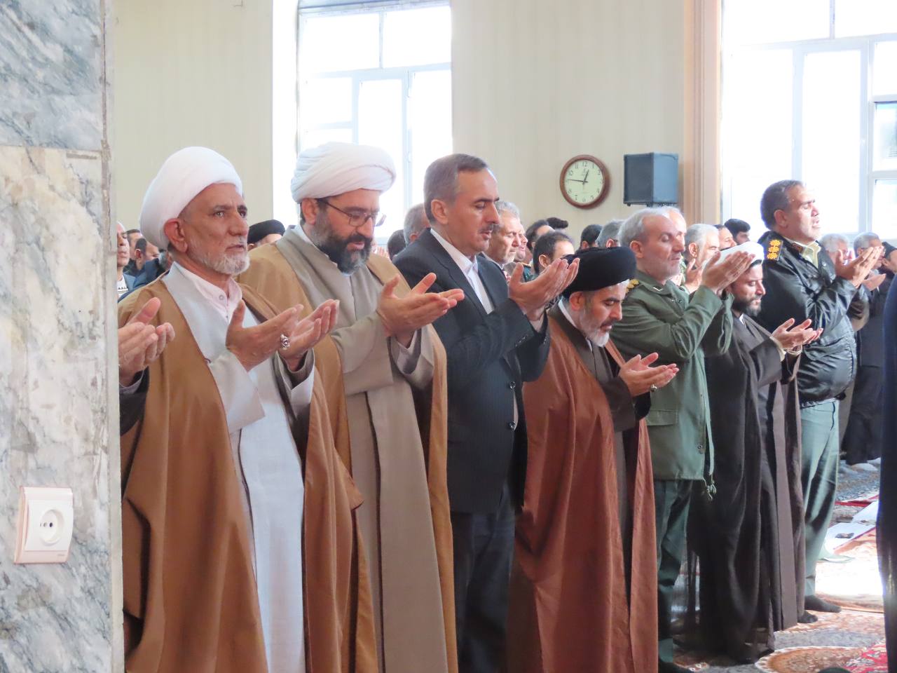 برگزاری نماز جماعت ظهر و عصر در مسجد جامع