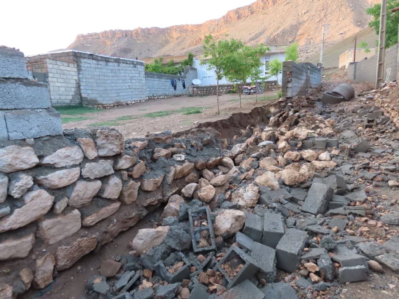 بازدید میدانی فرماندار از نقاط سیل زده شهرستان چایپاره
