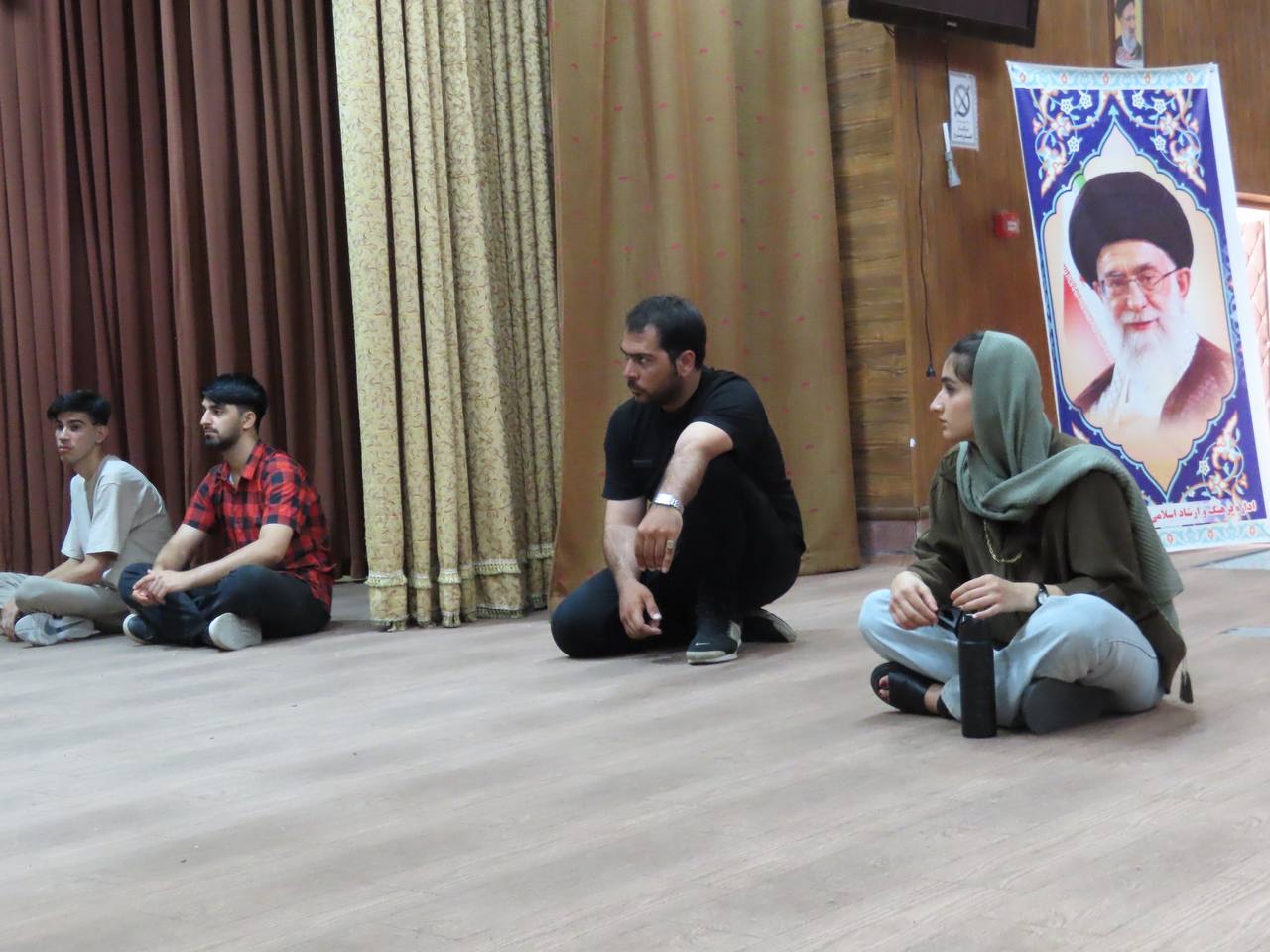 بازدید فرماندار از دوره آموزشی انجمن هنرهای نمایشی شهرستان چایپاره