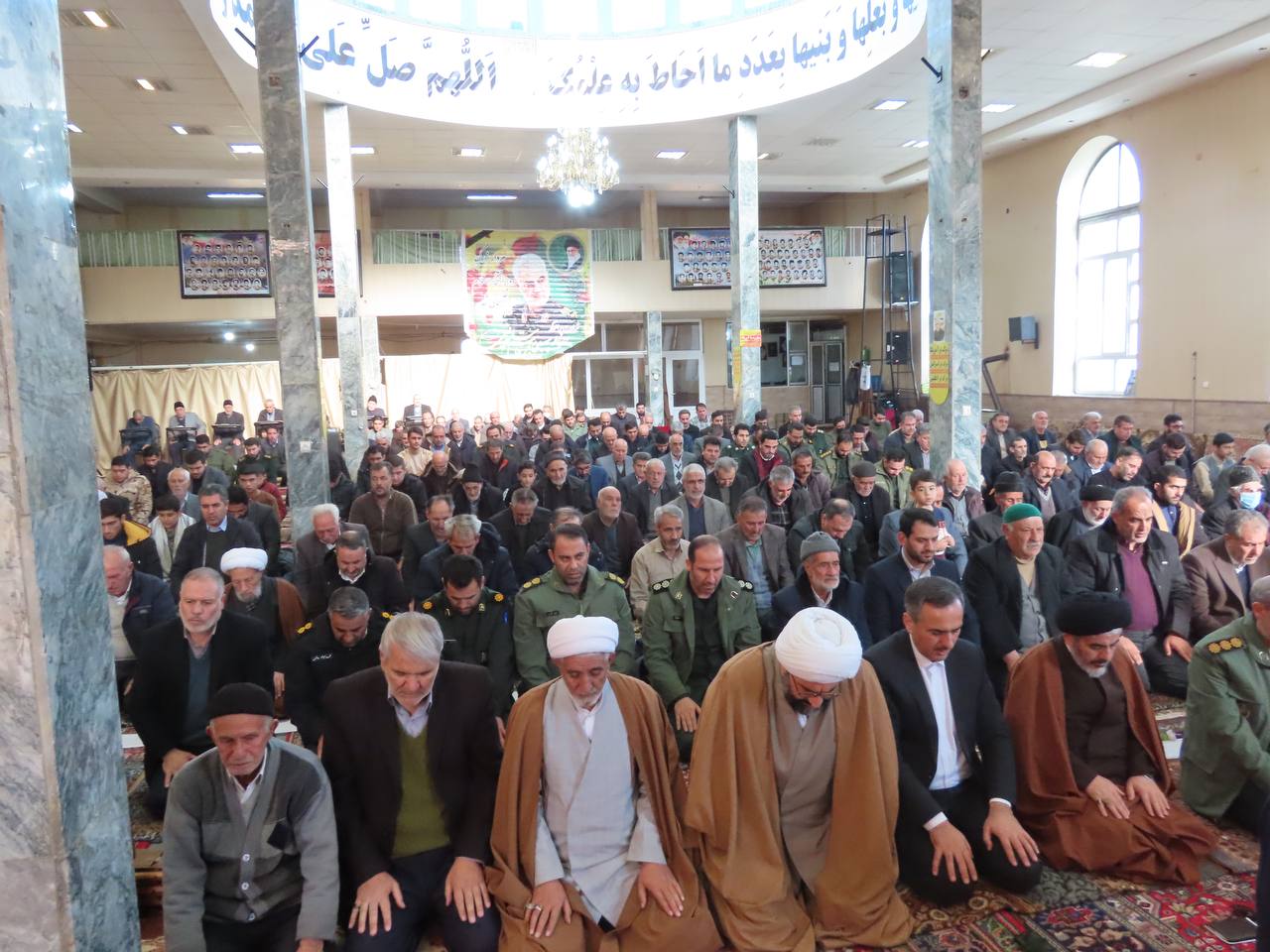 برگزاری نماز جماعت ظهر و عصر در مسجد جامع