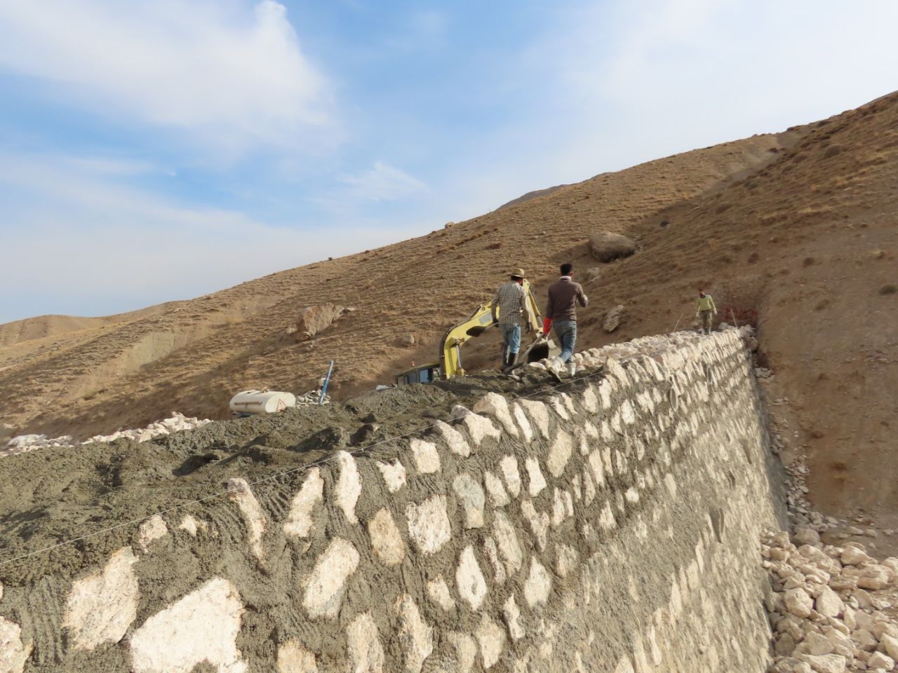 بازدید میدانی فرماندار شهرستان چایپاره از روند احداث سد آبخیزداری حوزه بهستان واقع در بالادست روستای حمزیان علیا