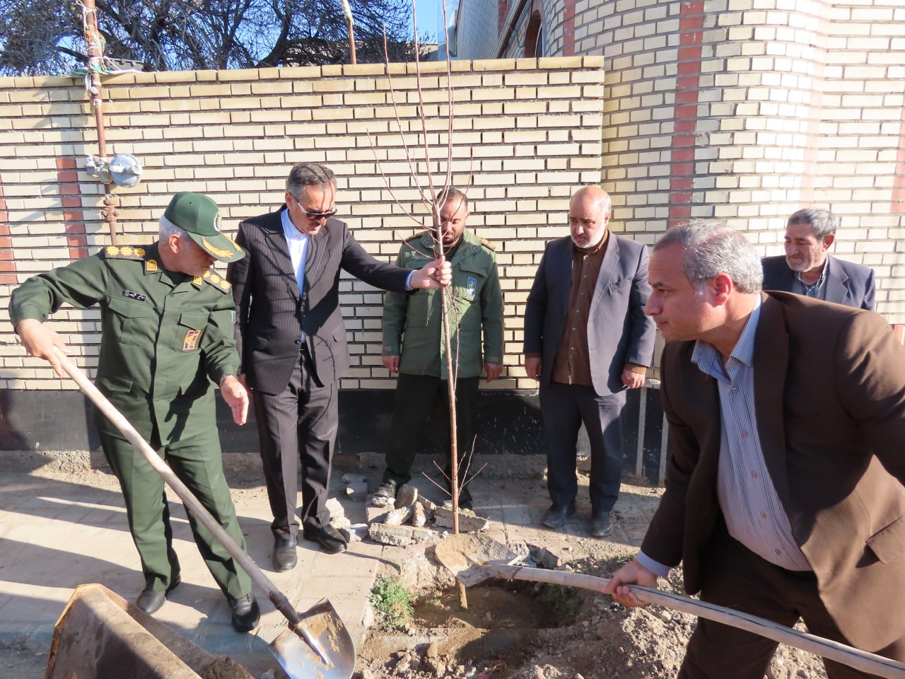 غرس چندین اصله نهال مثمر به مناسبت روز شهدا و تقارن آن با هفته منابع طبیعی