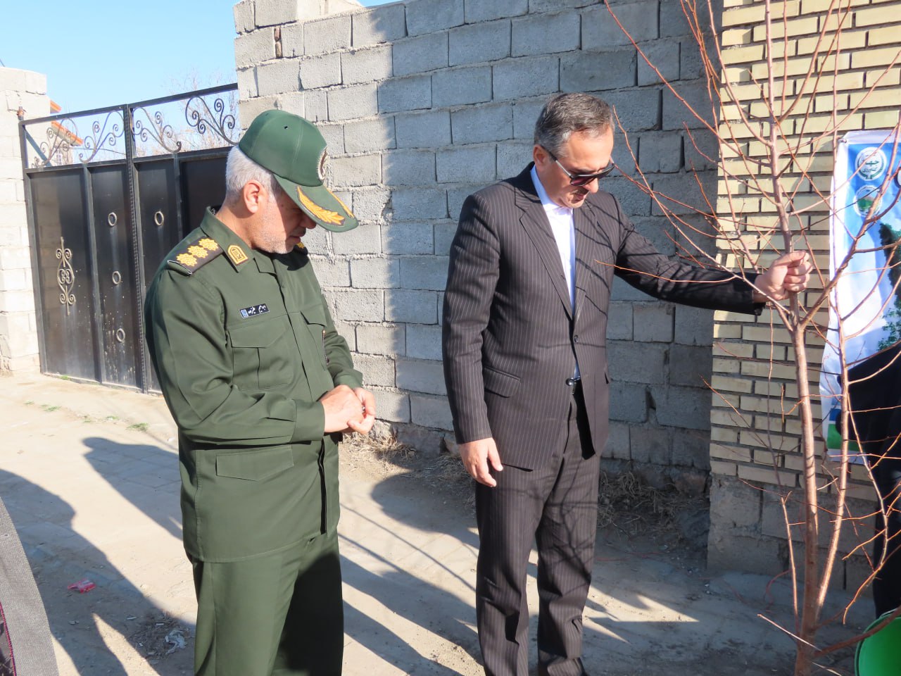 غرس چندین اصله نهال مثمر به مناسبت روز شهدا و تقارن آن با هفته منابع طبیعی