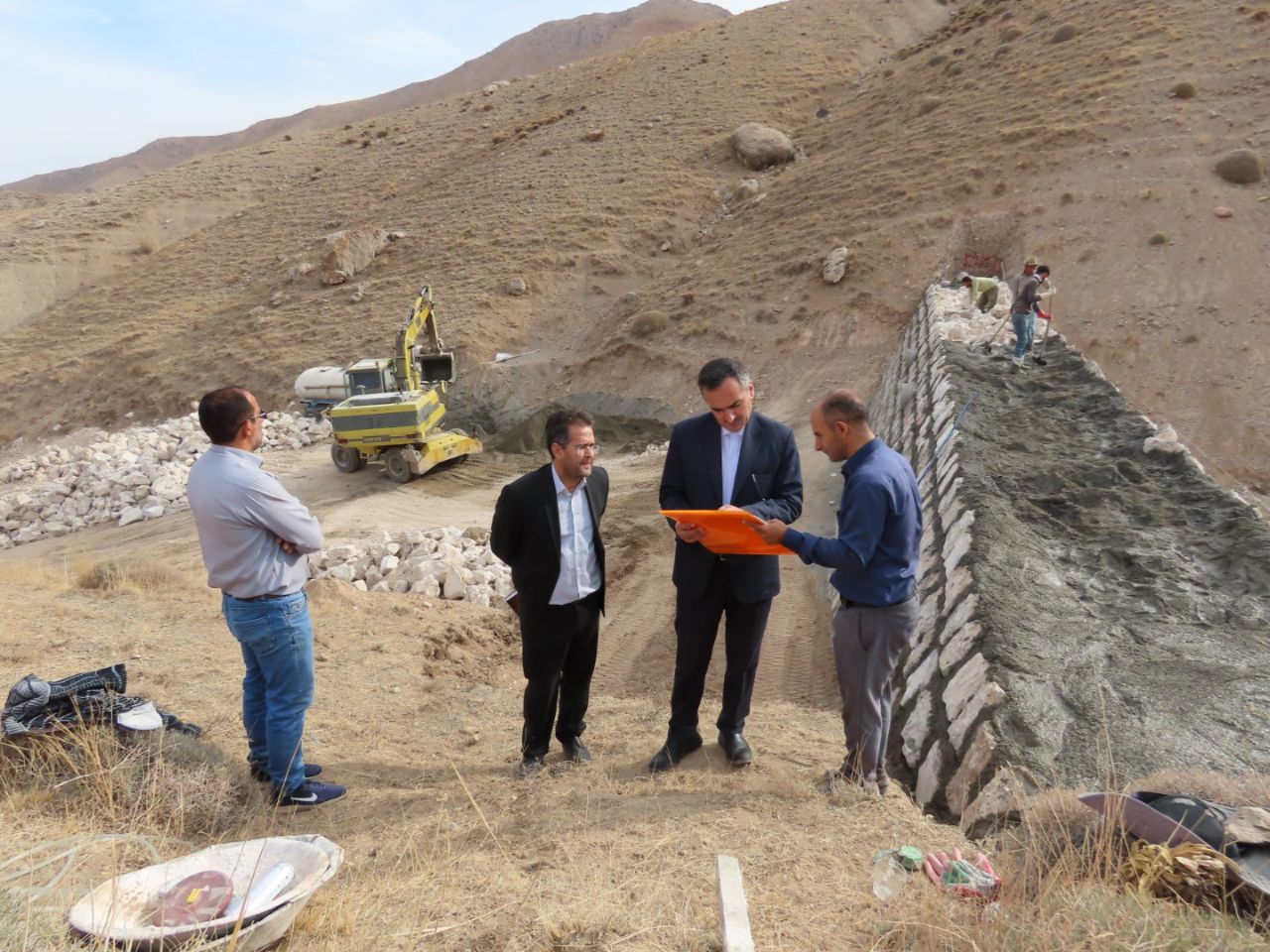 بازدید میدانی فرماندار شهرستان چایپاره از روند احداث سد آبخیزداری حوزه بهستان واقع در بالادست روستای حمزیان علیا