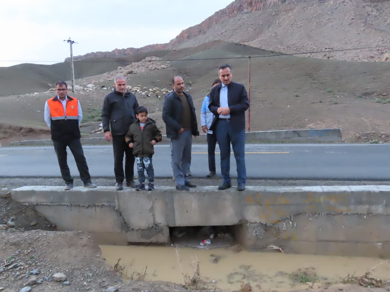 بازدید میدانی فرماندار از نقاط سیل زده شهرستان چایپاره