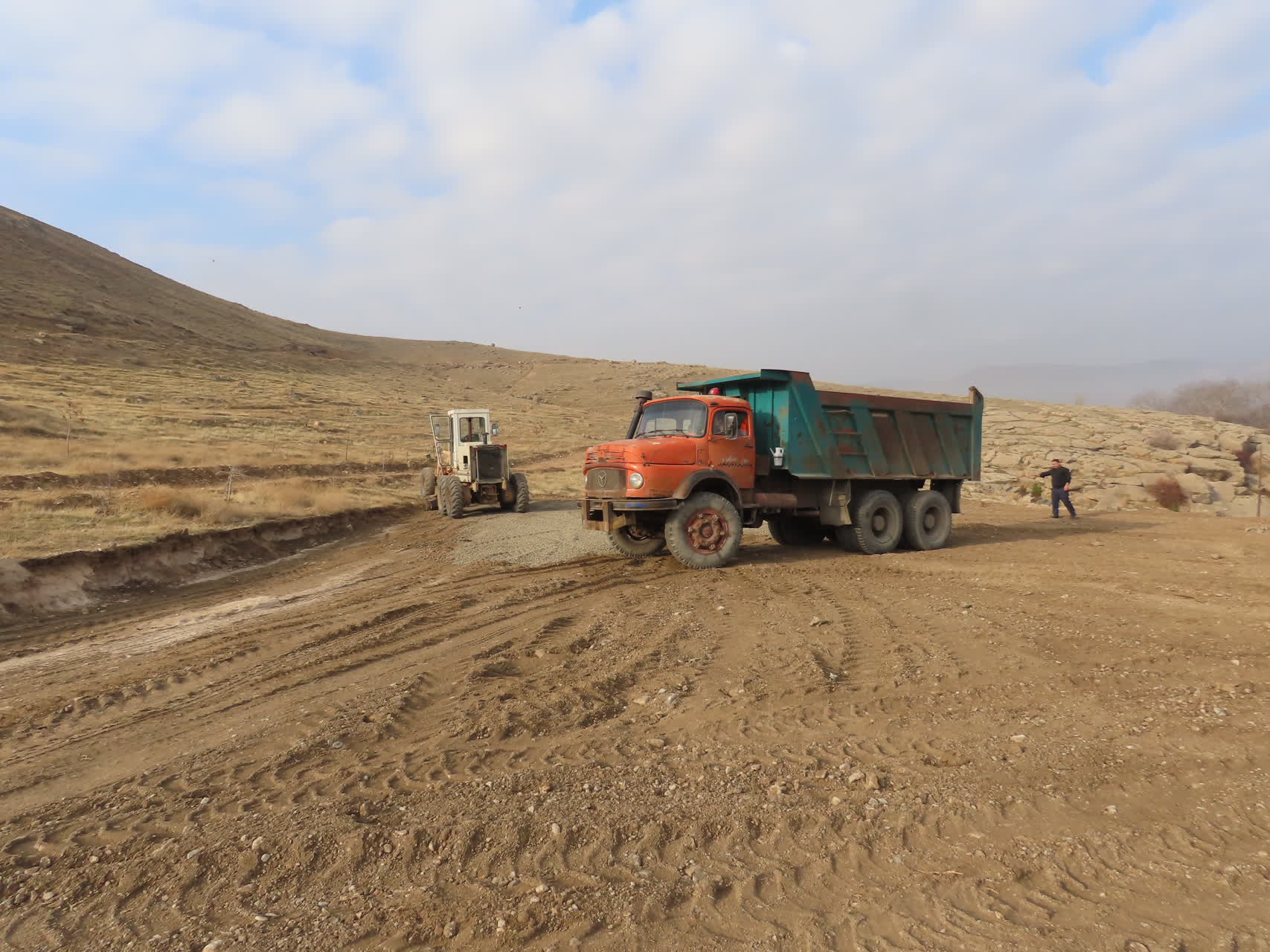 بازدید میدانی فرماندار شهرستان چایپاره از روند بهسازی و آماده سازی مزار شهید گمنام