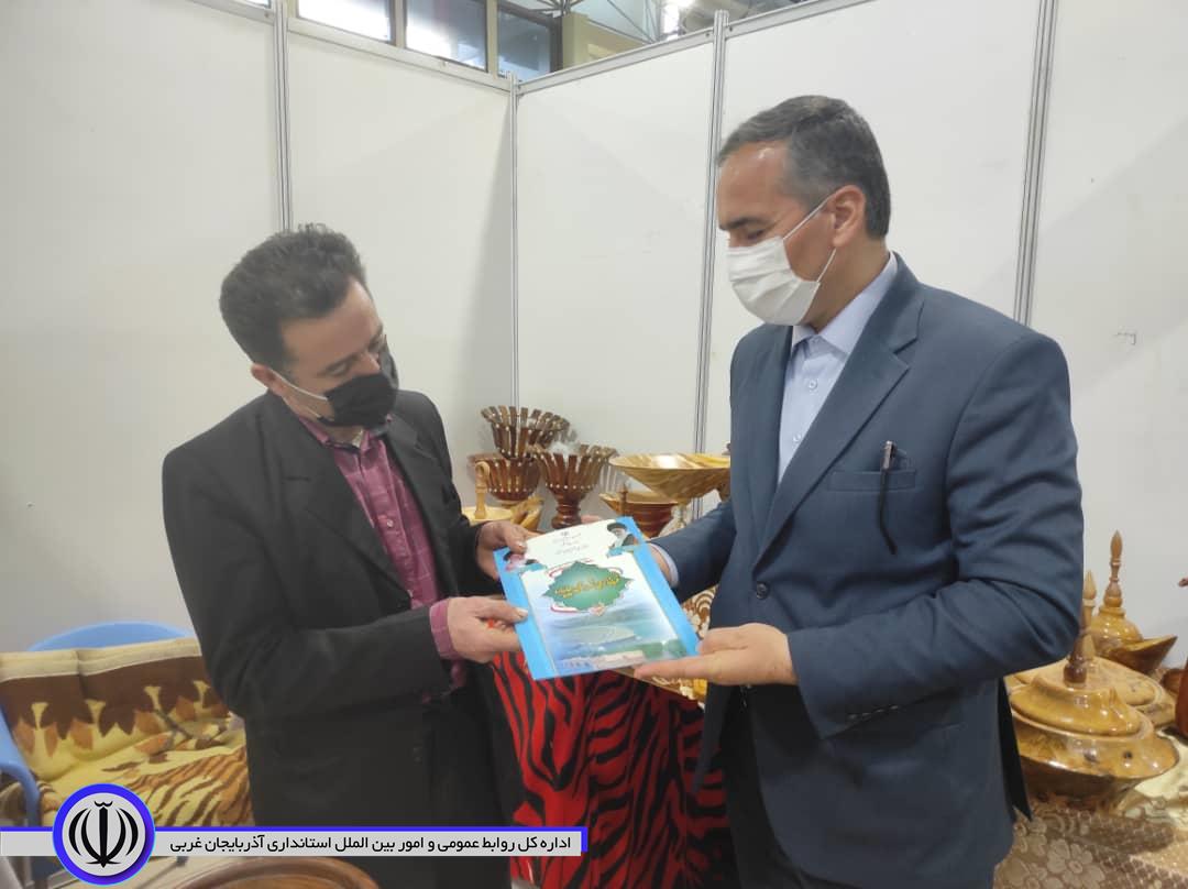 در دومین روز از دهه مبارک فجر : افتتاح نمایشگاه هنر و هنرمندان با حضور شکورزاده فرماندار شهرستان چایپاره در منطقه آزاد تجاری صنعتی ماکو