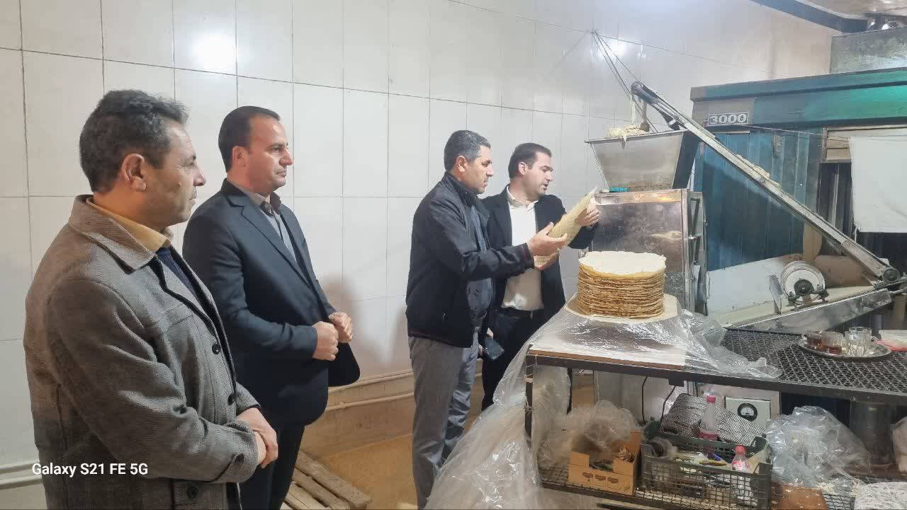 بازدید سرزده اعضای کارگروه آرد و نان از واحد نانوایی