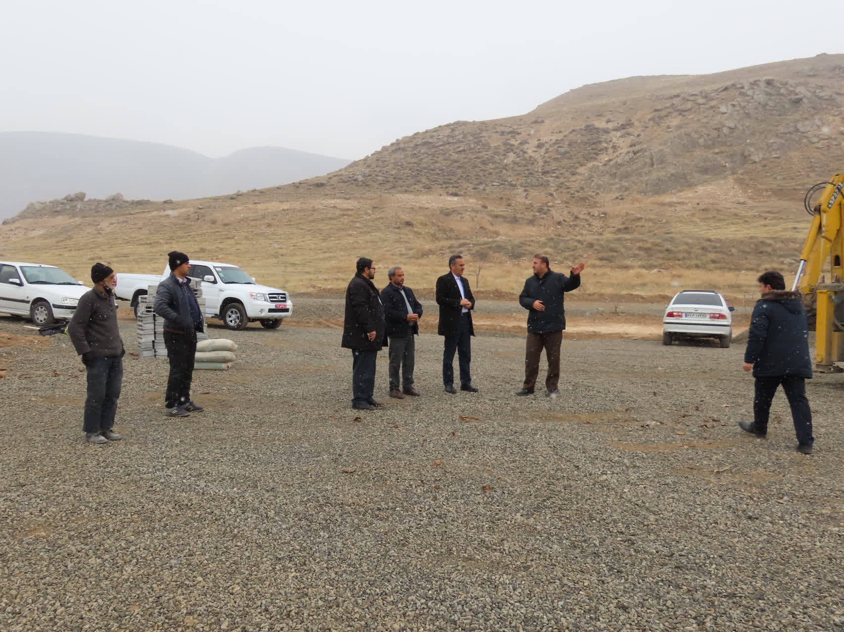 بازدید میدانی فرماندار شهرستان چایپاره از روند بهسازی و آماده سازی مزار شهید گمنام