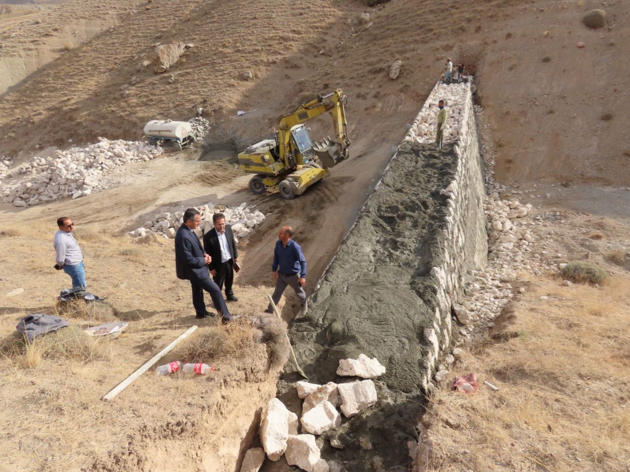 بازدید میدانی فرماندار شهرستان چایپاره از روند احداث سد آبخیزداری حوزه بهستان واقع در بالادست روستای حمزیان علیا