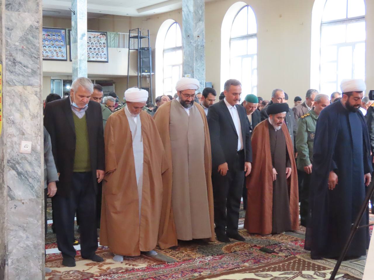 برگزاری نماز جماعت ظهر و عصر در مسجد جامع