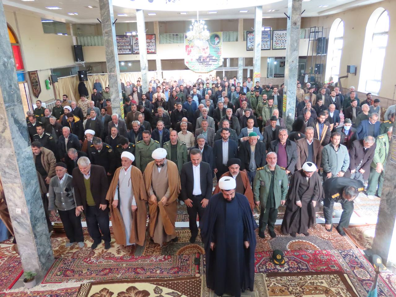 برگزاری نماز جماعت ظهر و عصر در مسجد جامع