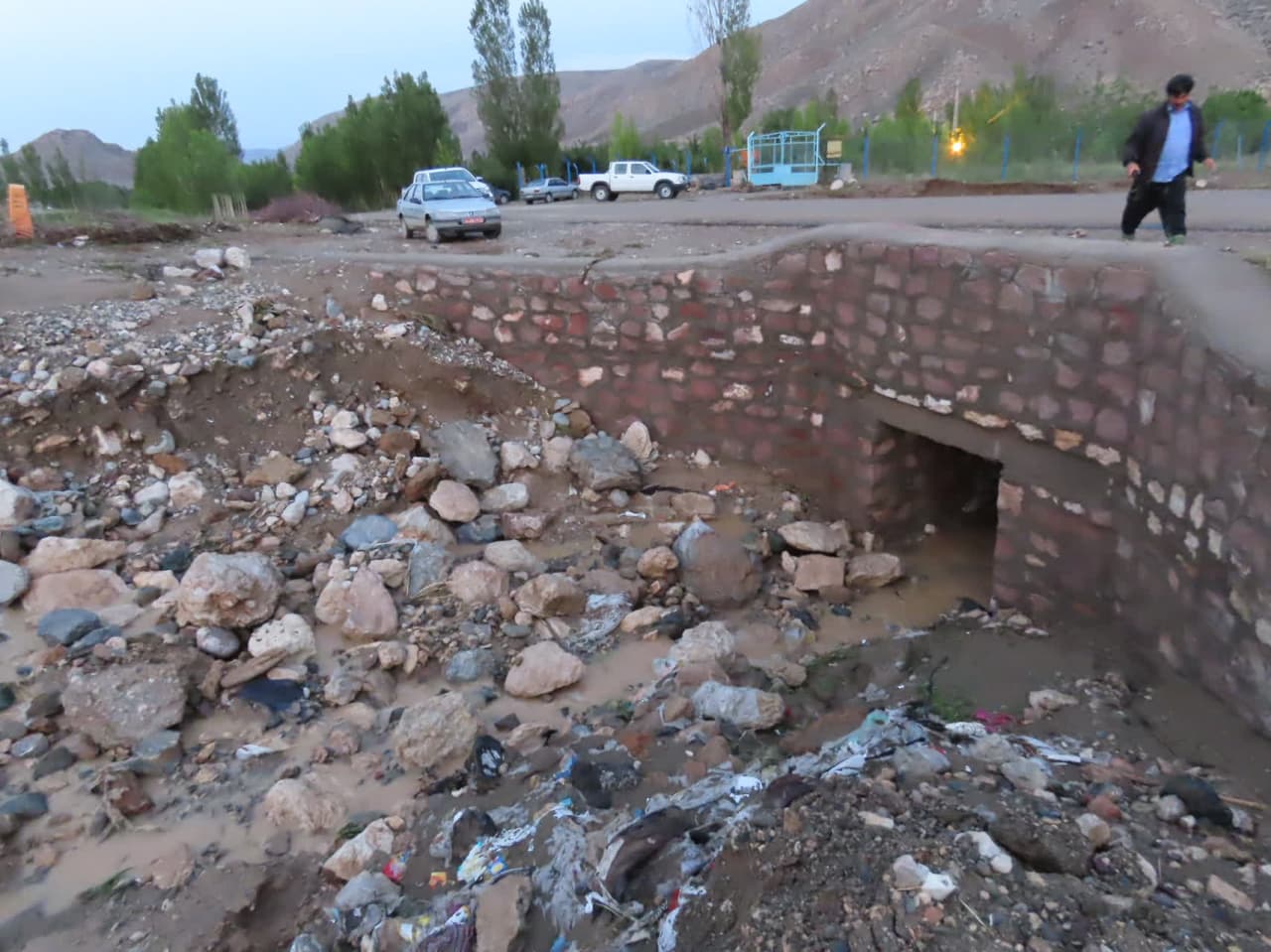 بازدید میدانی فرماندار از نقاط سیل زده شهرستان چایپاره