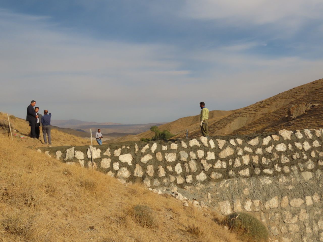 بازدید میدانی فرماندار شهرستان چایپاره از روند احداث سد آبخیزداری حوزه بهستان واقع در بالادست روستای حمزیان علیا