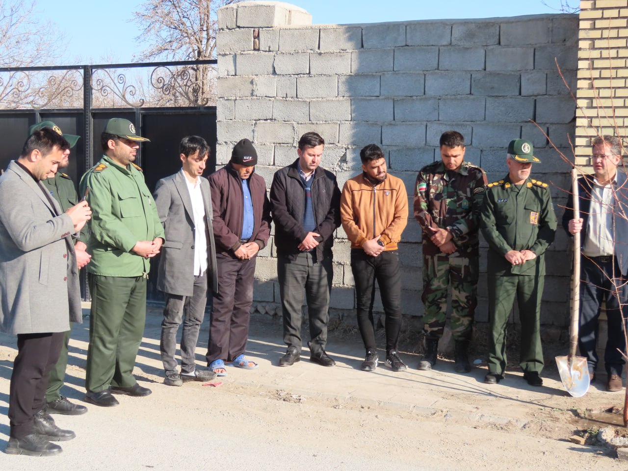 غرس چندین اصله نهال مثمر به مناسبت روز شهدا و تقارن آن با هفته منابع طبیعی