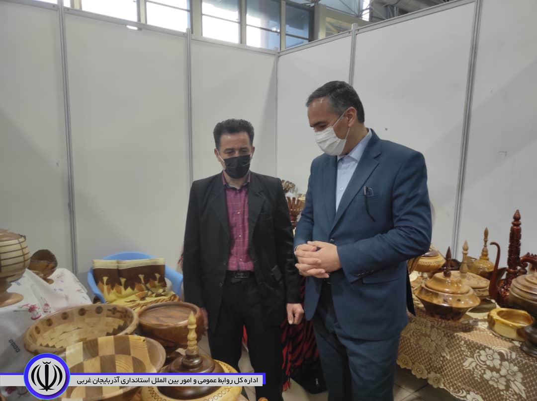 در دومین روز از دهه مبارک فجر : افتتاح نمایشگاه هنر و هنرمندان با حضور شکورزاده فرماندار شهرستان چایپاره در منطقه آزاد تجاری صنعتی ماکو