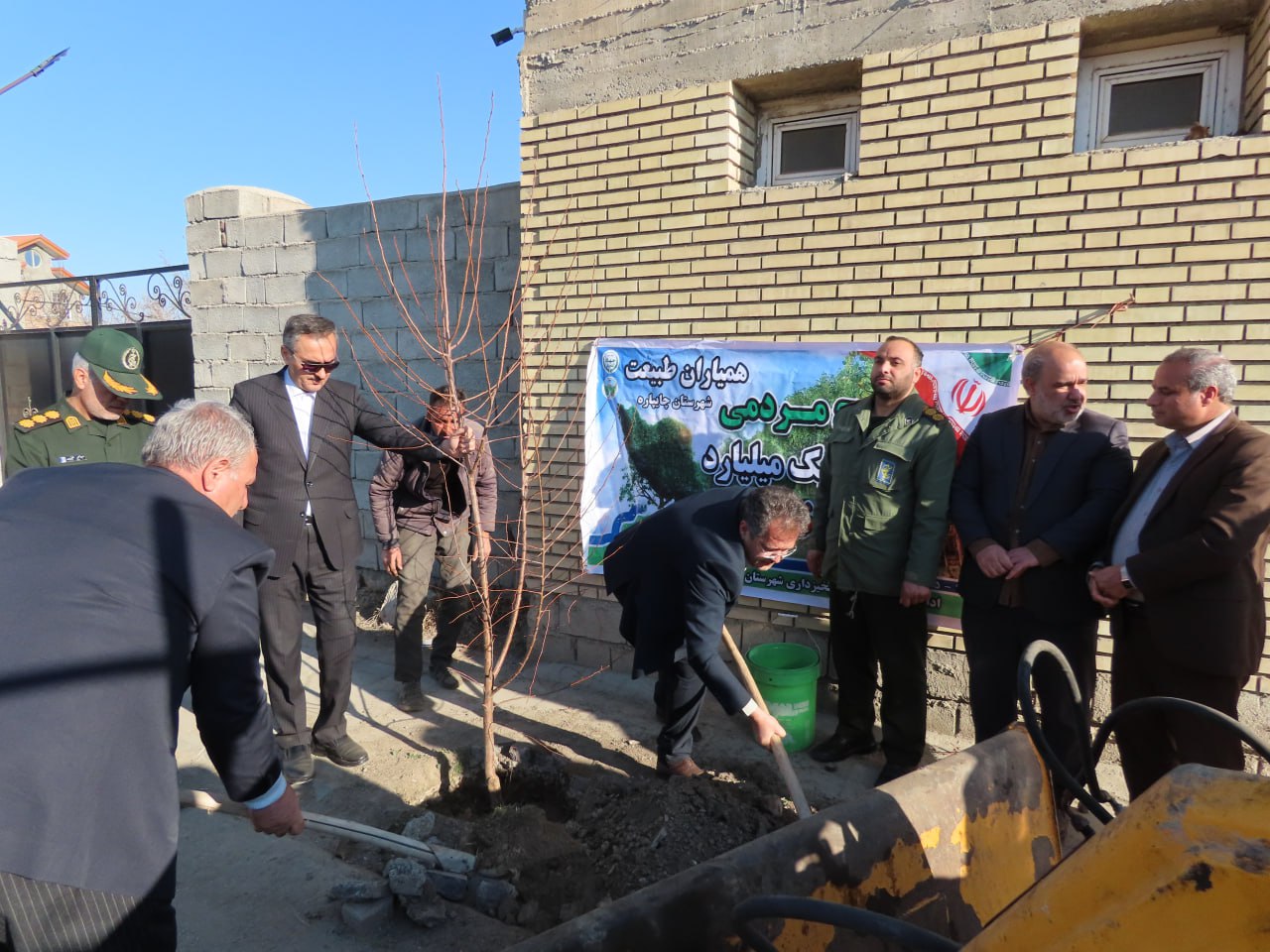 غرس چندین اصله نهال مثمر به مناسبت روز شهدا و تقارن آن با هفته منابع طبیعی