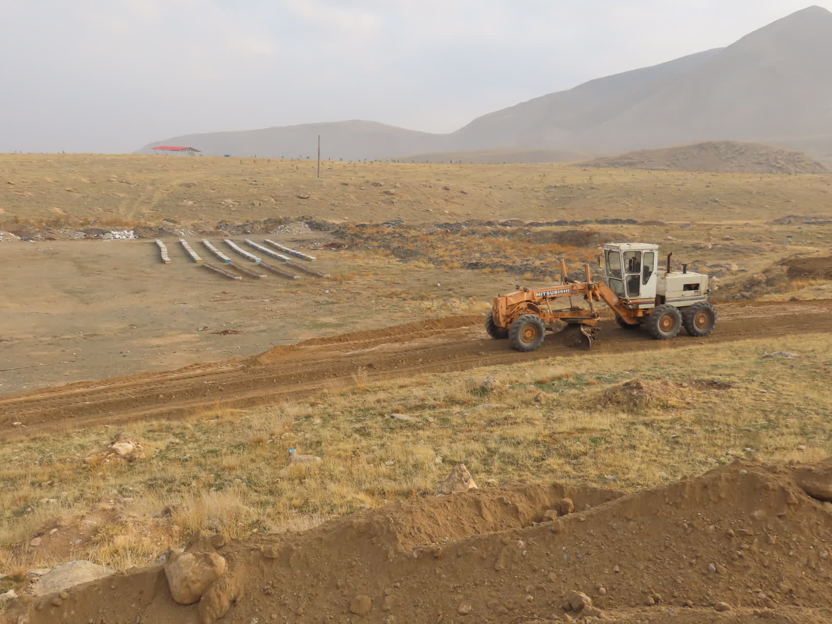 بازدید میدانی فرماندار شهرستان چایپاره از روند بهسازی و آماده سازی مزار شهید گمنام